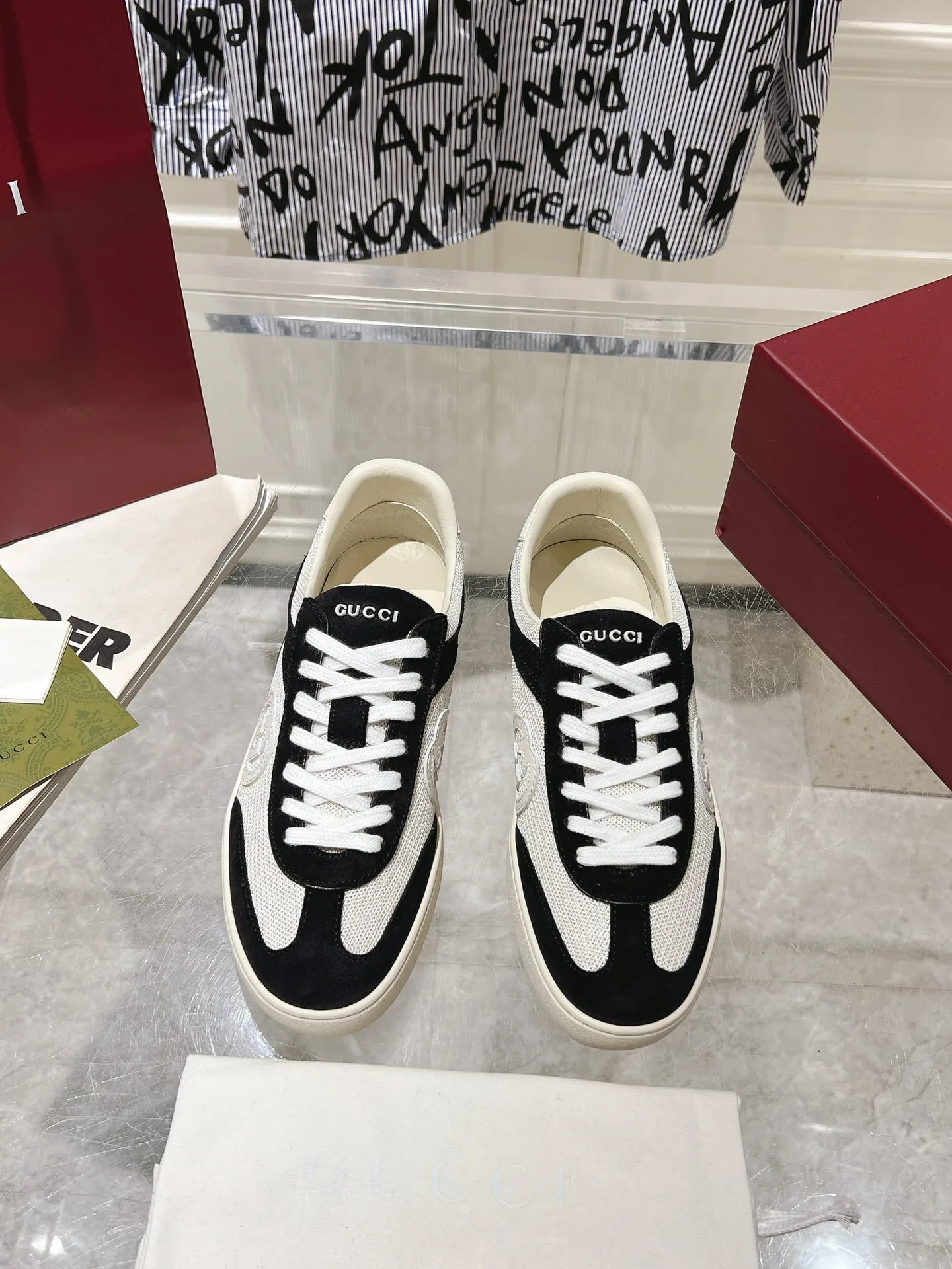 👟👟Ex-factory price 540👟👟Men's size +10 New upgraded version🔥Gucci 2024 new white shoes casual shoes hot recommendation, original TPU soles, original fabrics, original sheepskin lining sheepskin feet🔥Original cover craftsmanship is reproduced one to one! The pursuit of ultimate comfort! 🔥🔥 [Love] Fabric: Imported cow suede + mesh [Love] Packing: Counter-matched red shoe box ➕ Aviation airplane box [Love] Code number: 35-45